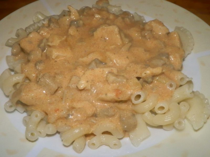 Pierś z kurczaka w jasnym sosie