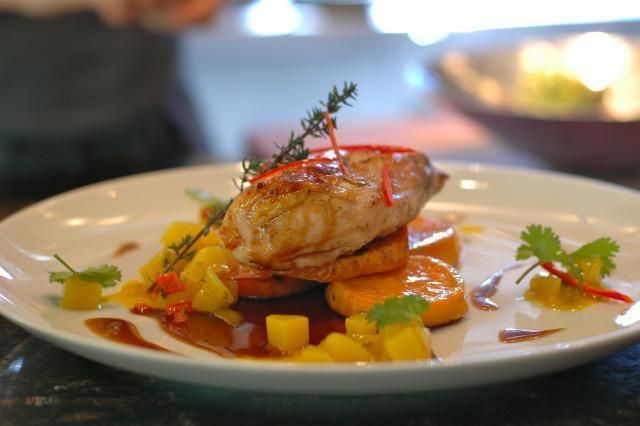 Pierś z kurczaka w miodzie z salsą mango