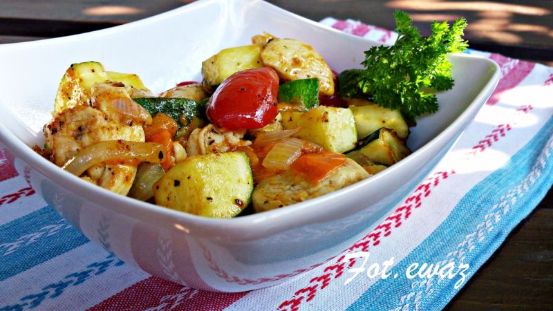 Pierś z kurczaka w pomidorach i cukinii