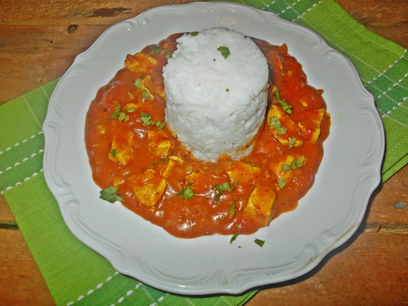 Pierś z kurczaka w pomidorowym sosie curry