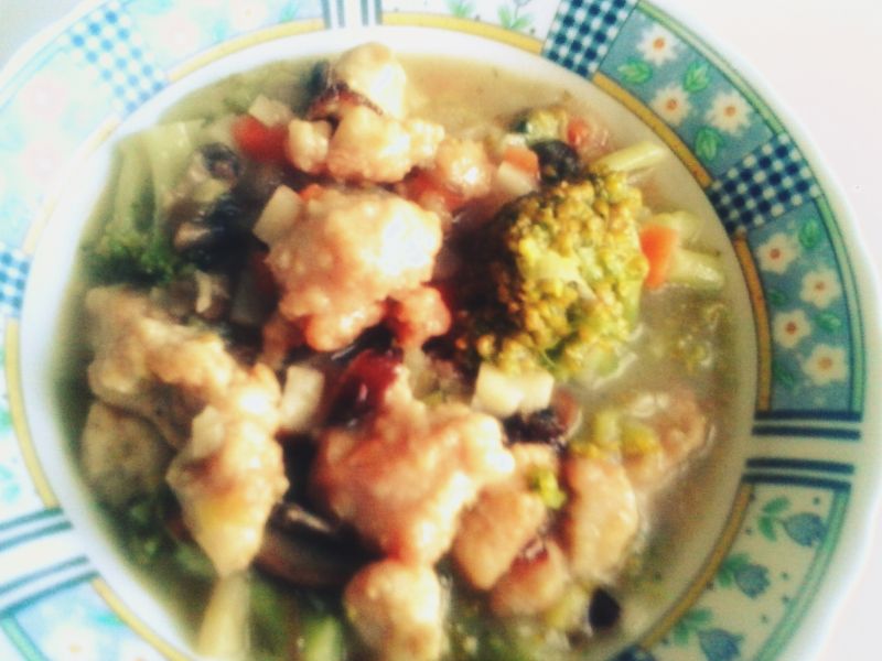 Pierś z kurczaka w różnych warzywach