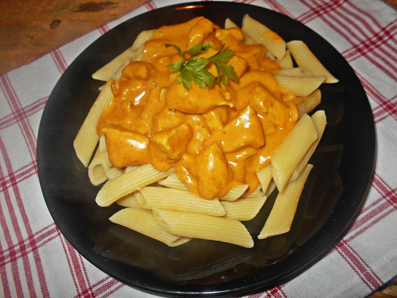 Pierś z kurczaka w serowym sosie curry Pierś z kurczaka w serowym sosie curry