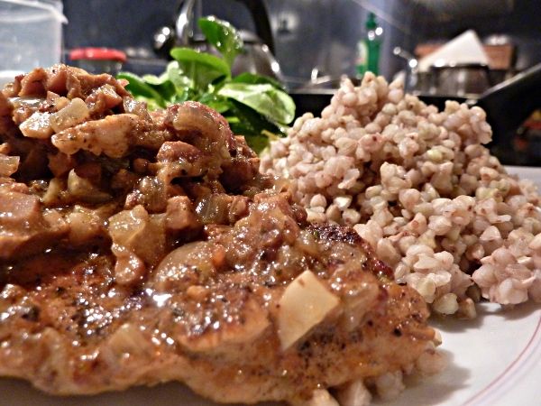 Pierś z kurczaka w sosie kurkowym i kaszą gryczaną Pierś z kurczaka w sosie kurkowym i kaszą gryczaną