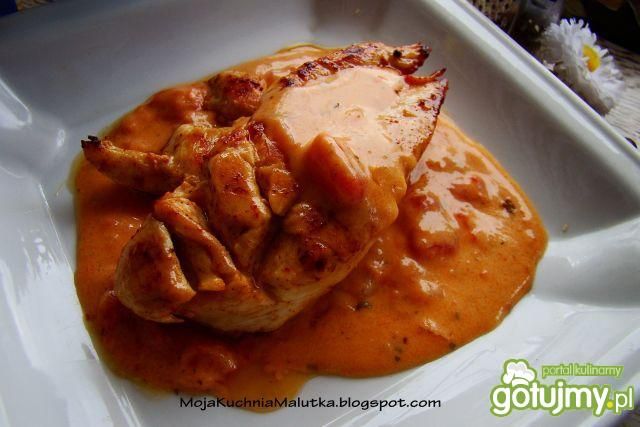 Pierś z kurczaka w sosie pomidorowym 