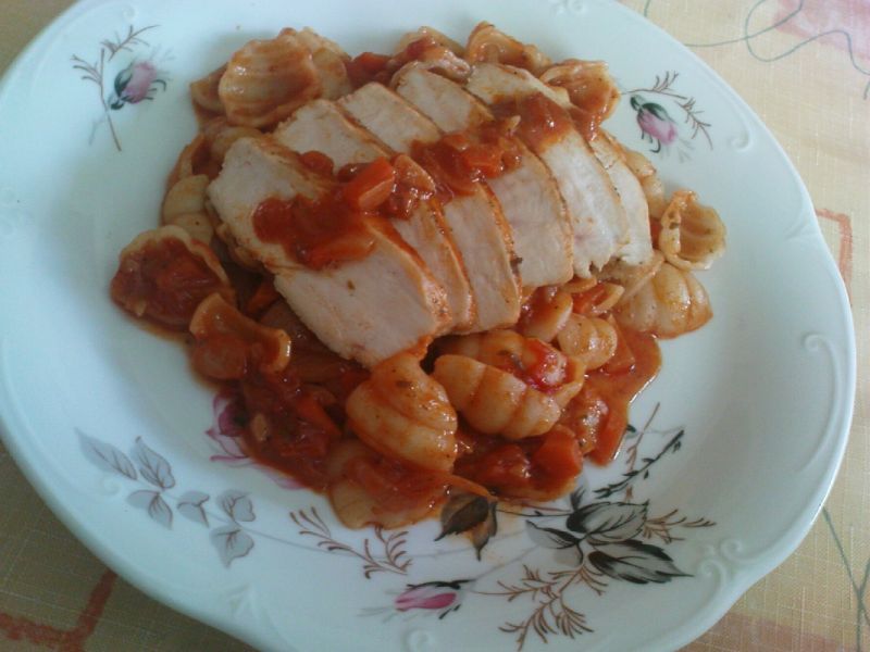 Pierś z kurczaka w sosie pomidorowym z makaronem