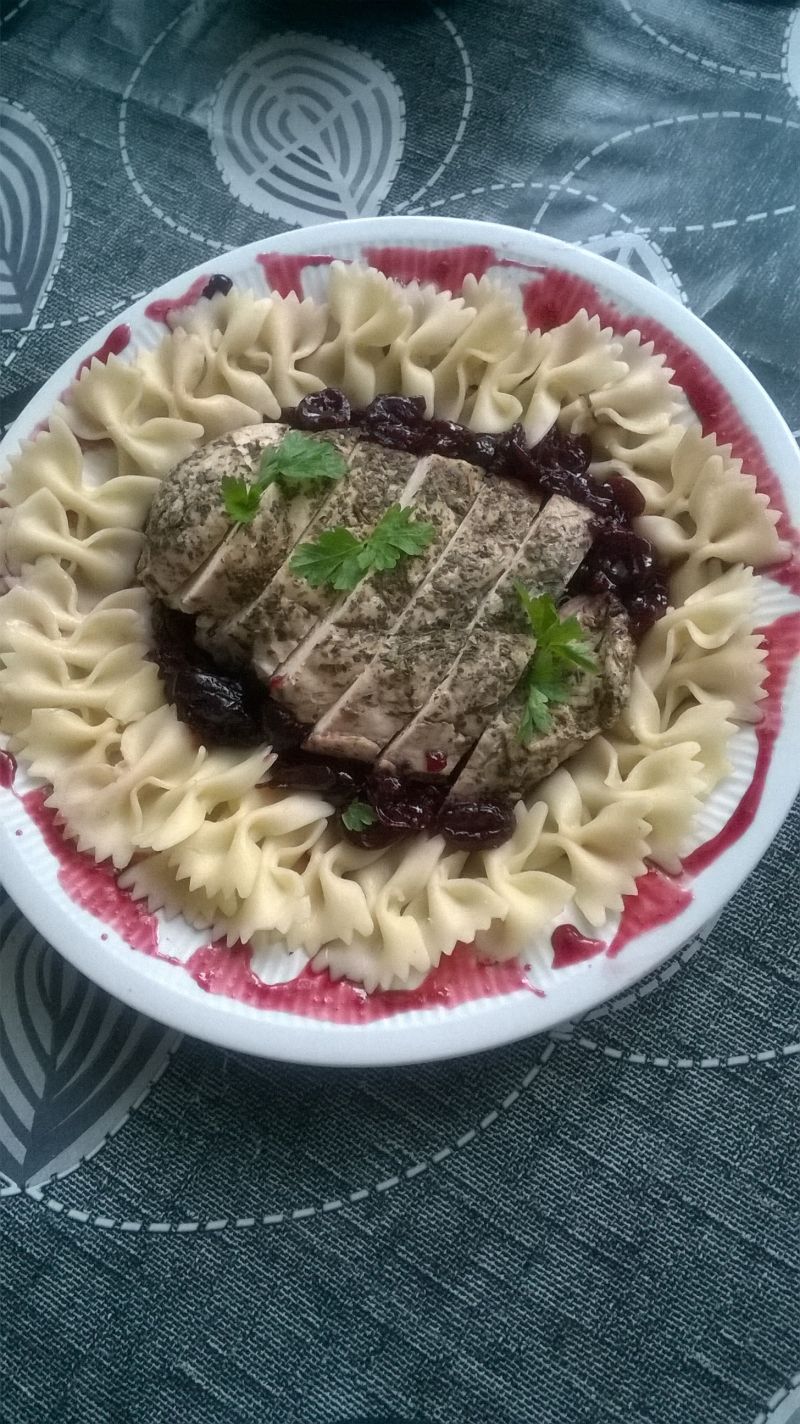 Pierś z kurczaka w sosie wiśniowym z makaronem