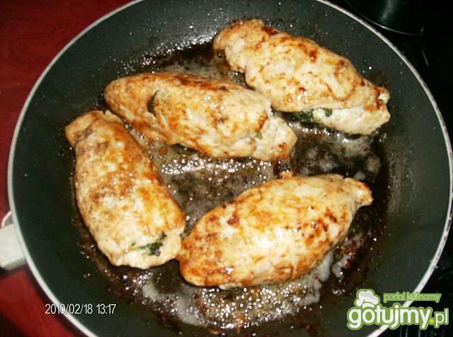 Pierś z kurczaka w szpinakowym farszu