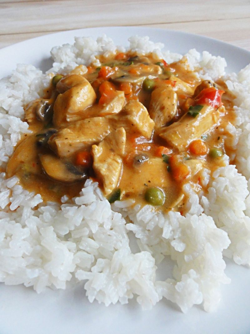 Pierś z kurczaka w warzywach i pieczarkach