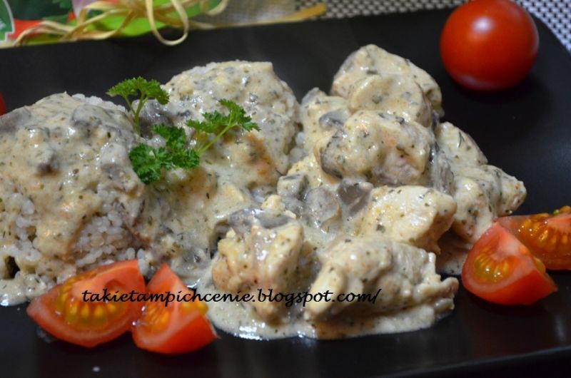 Pierś z kurczaka w ziołowym sosie z pieczarkami