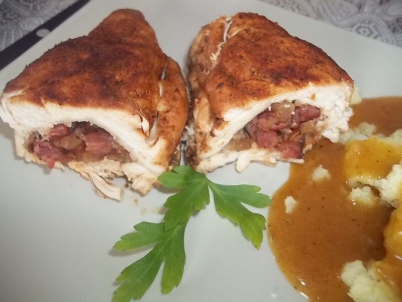 Pierś z kurczaka z boczkiem i borówkami