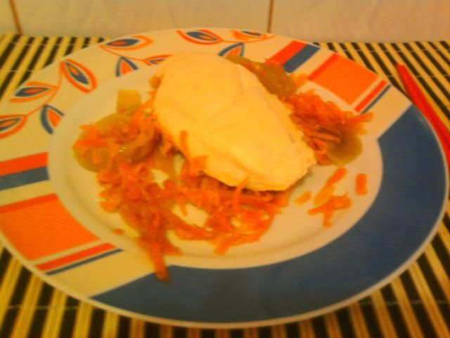 Pierś z kurczaka z cebulka i marchewką