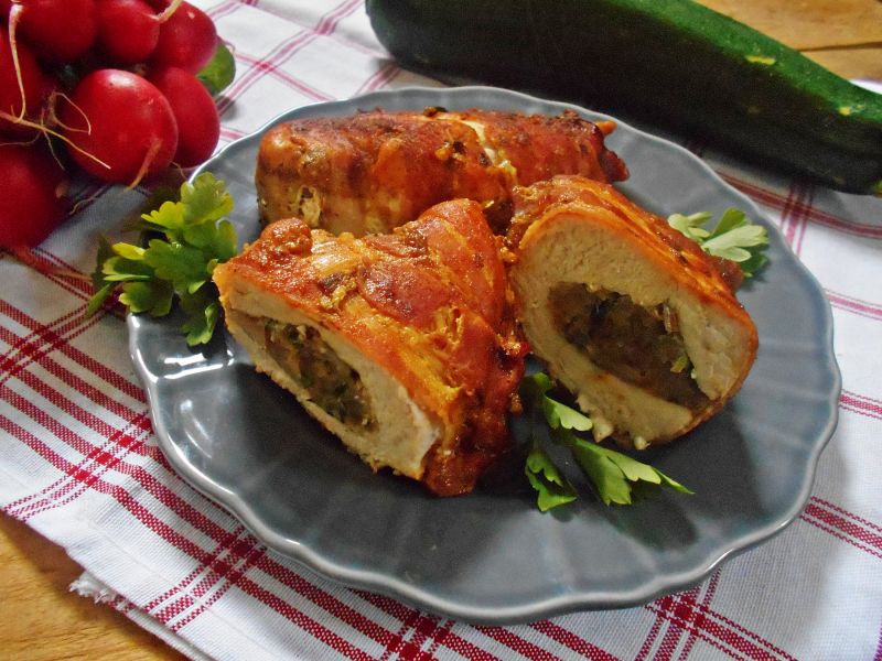 Pierś z kurczaka z cukinią i rzodkiewką w boczku