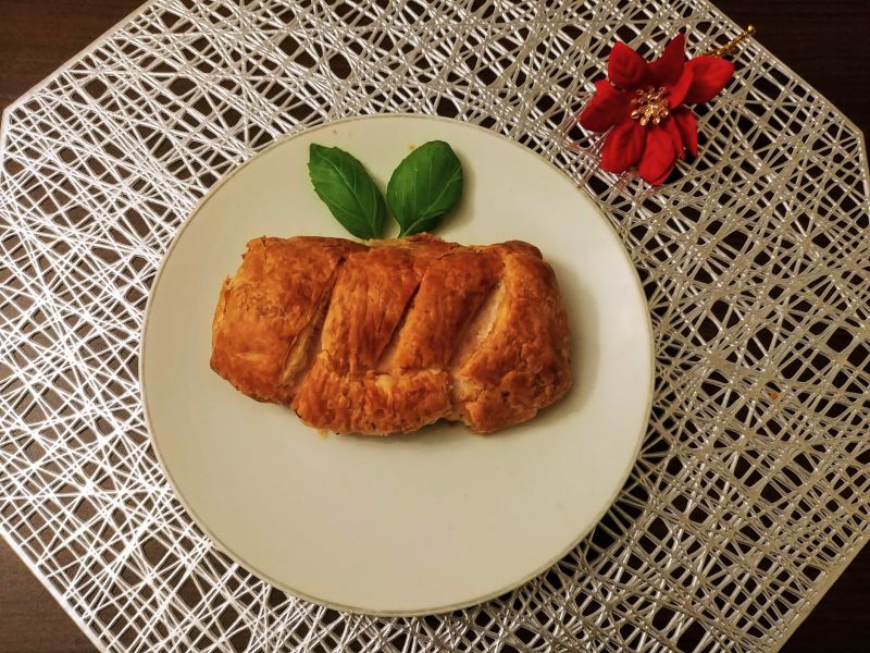 Pierś z kurczaka z dodatkami w cieście francuskim Pierś z kurczaka z dodatkami w cieście francuskim