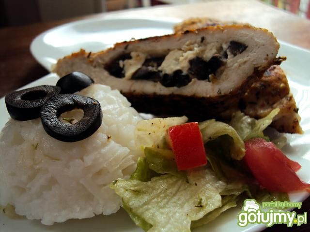 Pierś z kurczaka z fetą i oliwkami 