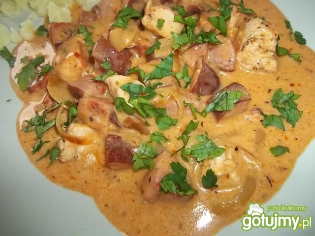 Pierś z kurczaka z kiełbasą Pierś z kurczaka z kiełbasą