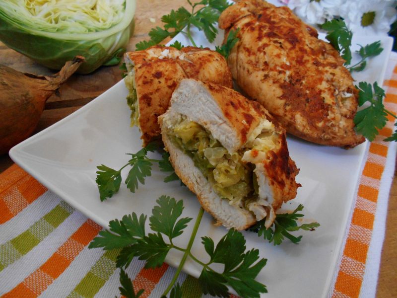 Pierś z kurczaka z młodą kapustą i serem Pierś z kurczaka z młodą kapustą i serem