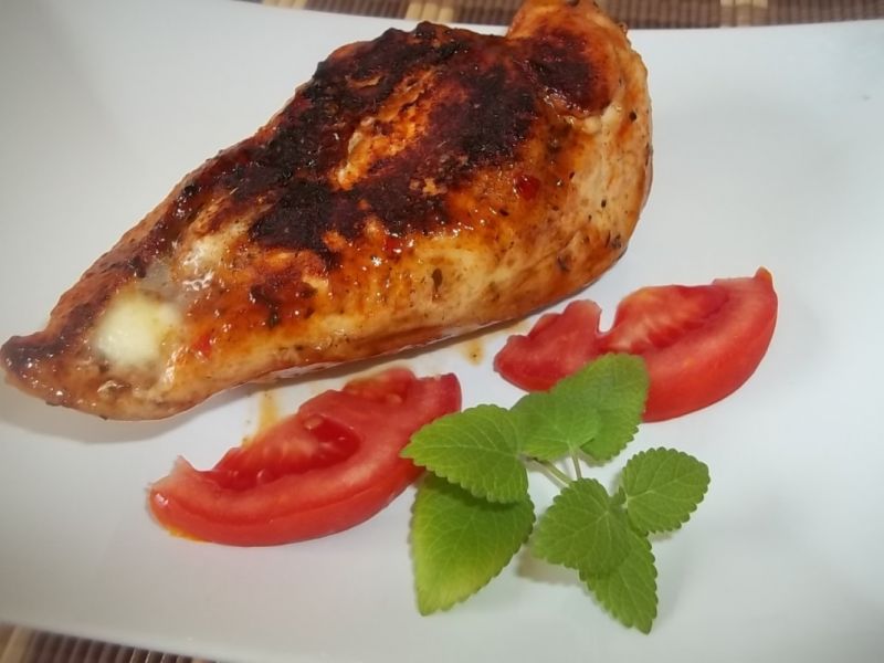 Pierś z kurczaka z mozzarellą w sosie chili