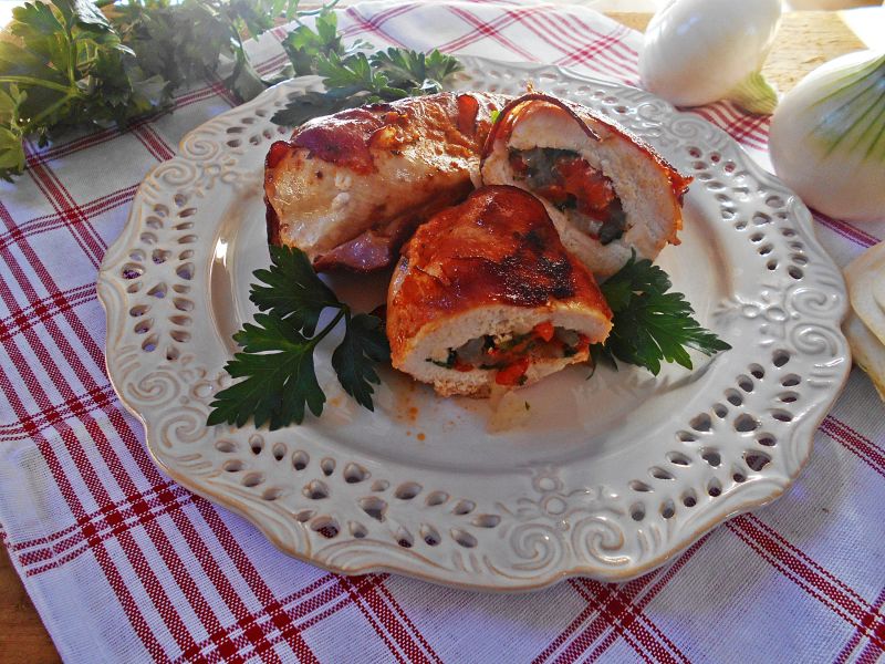 Pierś z kurczaka z papryką w boczku Pierś z kurczaka z papryką w boczku