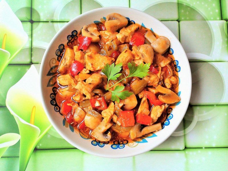 Pierś z kurczaka z paprykami i pieczarkami Pierś z kurczaka z paprykami i pieczarkami