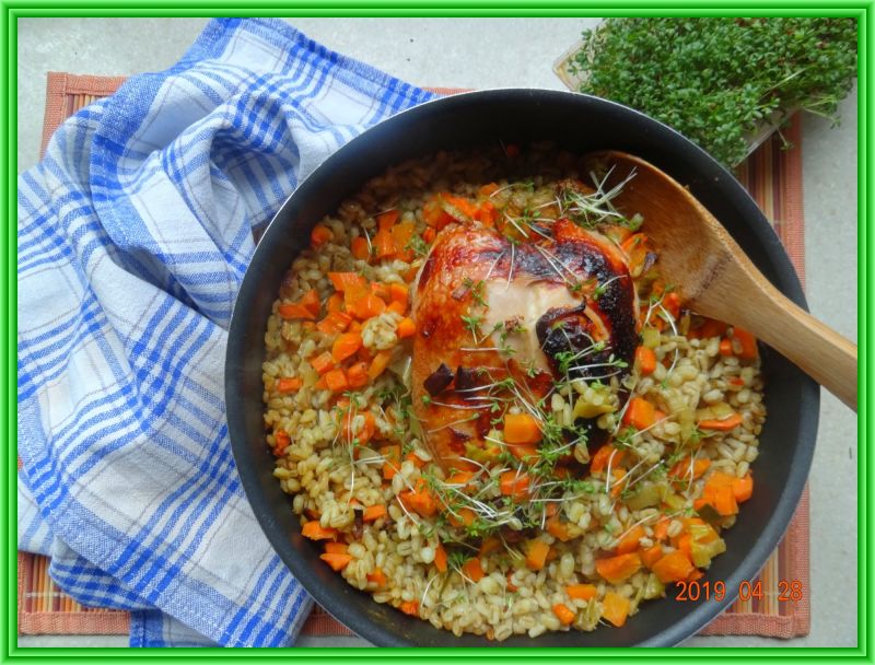 Pierś z kurczaka z pęczakiem i warzywami