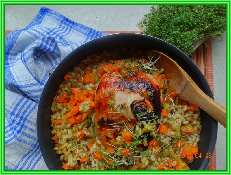 Pierś z kurczaka z pęczakiem i warzywami