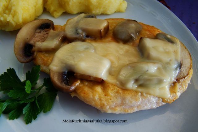 Pierś z kurczaka z pieczarkami i serem 