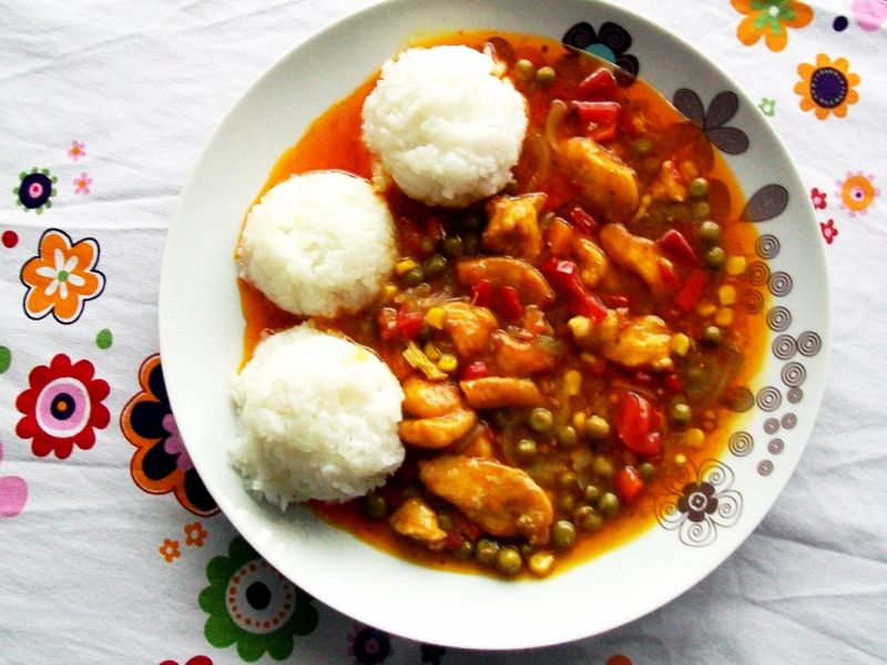 Pierś z kurczaka z ryżem w sosie chińskim