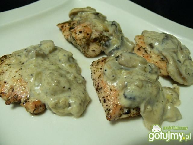 Pierś z kurczaka z sosem pieczarkowym Pierś z kurczaka z sosem pieczarkowym