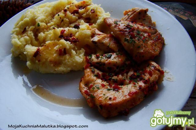 Pierś z kurczaka z suszonymi pomidorami 