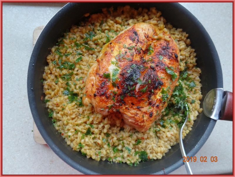 Pierś z kurczaka z szafranem na pęczaku  