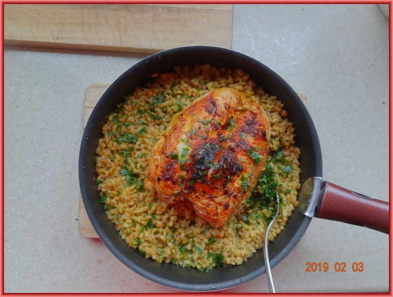 Pierś z kurczaka z szafranem na pęczaku  