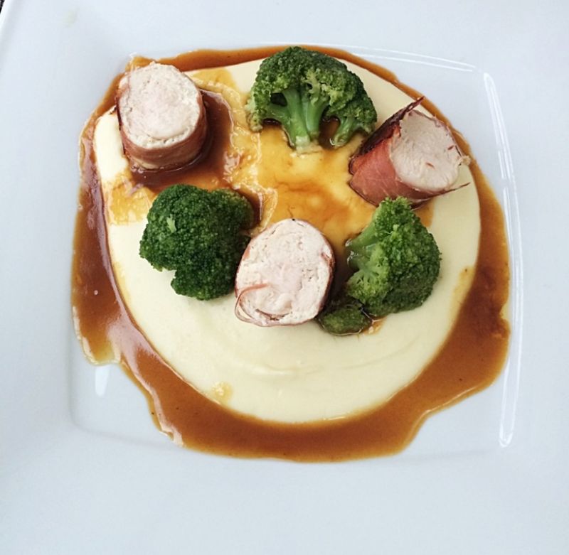 Pierś z kurczaka z szynką parmeńską na puree