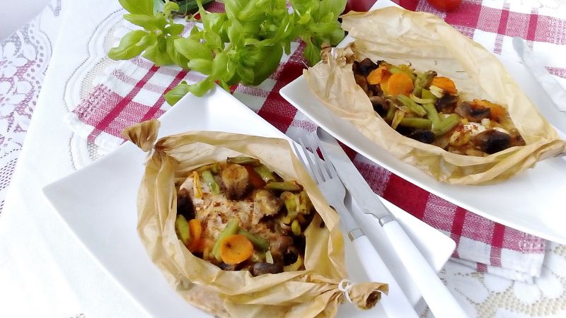 Pierś z kurczaka z warzywami pieczona w papilotach Pierś z kurczaka z warzywami pieczona w papilotach