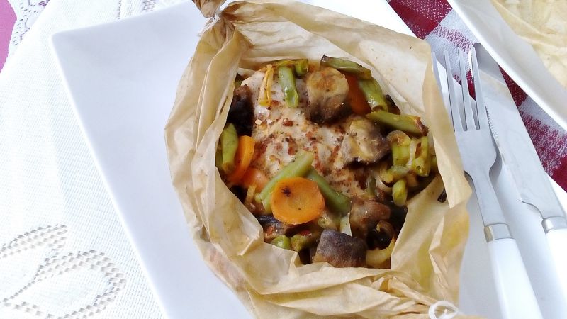 Pierś z kurczaka z warzywami pieczona w papilotach Pierś z kurczaka z warzywami pieczona w papilotach