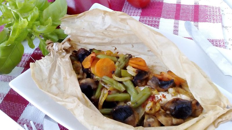 Pierś z kurczaka z warzywami pieczona w papilotach Pierś z kurczaka z warzywami pieczona w papilotach