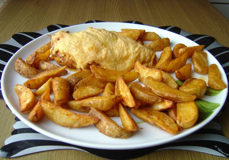 Pierś z Kurczaka Zapiekana z Salami i Serem