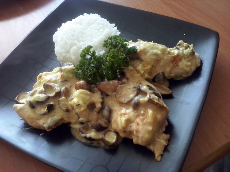 Pierś zapiekana pod beszamelem z leśnymi grzybami