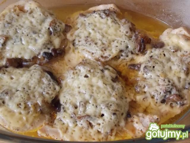 Pierś zapiekana pod serową pierzynką.