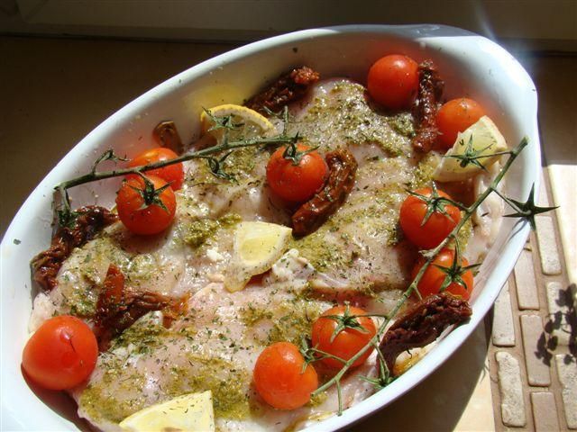 Pierś zapiekana z pesto i pomidorkami Pierś zapiekana z pesto i pomidorkami