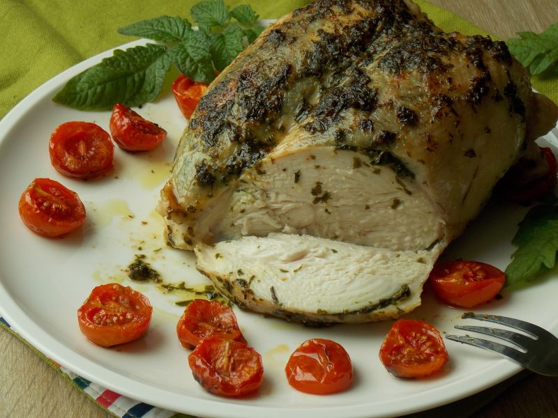 Pierś ze skórą pieczona z czosnkiem niedźwiedzim Pierś ze skórą pieczona z czosnkiem niedźwiedzim