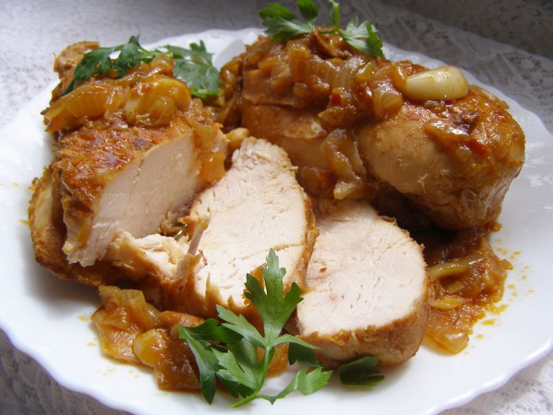Piersi duszone w cebuli,czosnku