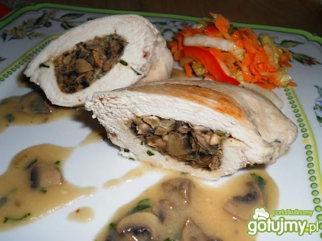 Piersi faszerowane pieczarkami i natką