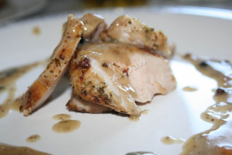 Piersi kapłona w sosie jałowcołowym