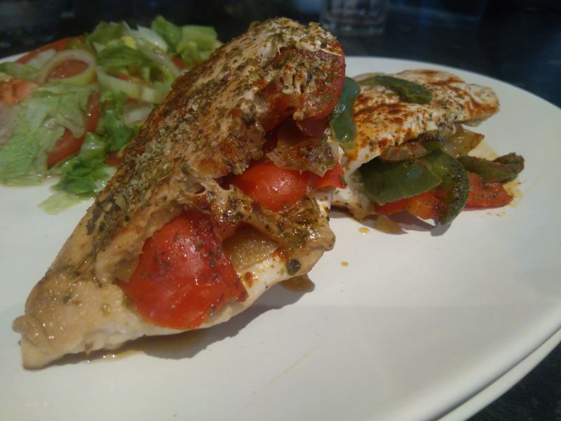 Piersi kurczaka faszerowane papryką