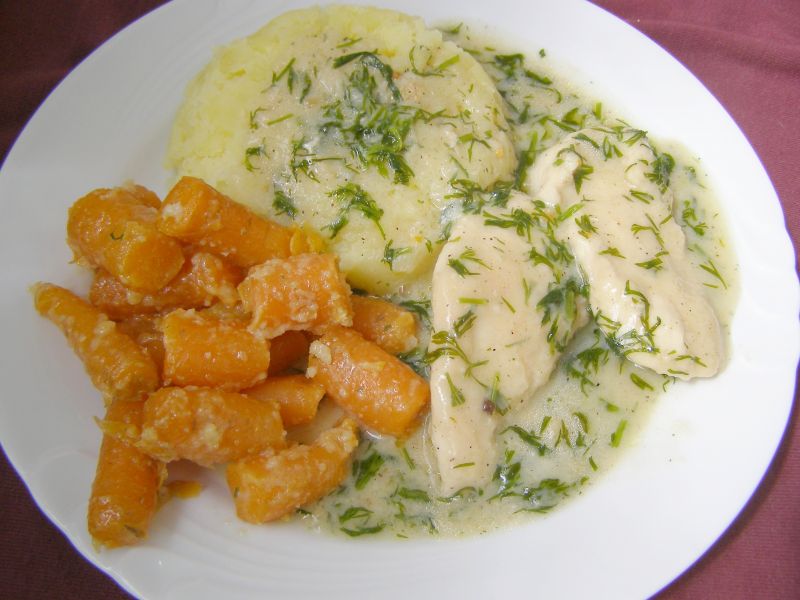 Piersi kurczaka w sosie koperkowym Piersi kurczaka w sosie koperkowym