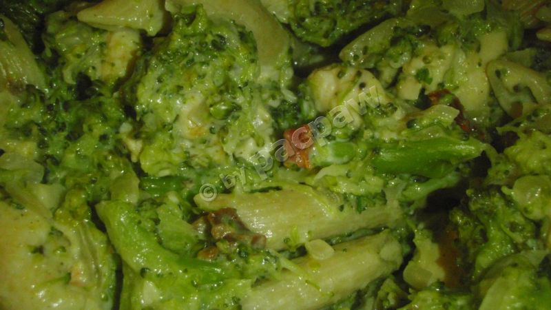 Piersi kurczaka w sosie serowym z makaronem Piersi kurczaka w sosie serowym z makaronem