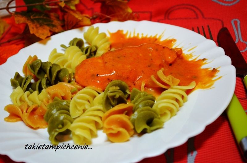 Piersi kurczaka w szałwiowo pomidorowym sosie 