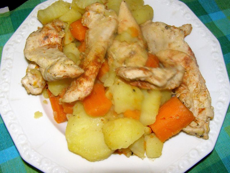 Piersi kurczaka z ziemniakami,marchewką,czosnkiem Piersi kurczaka z ziemniakami,marchewką,czosnkiem