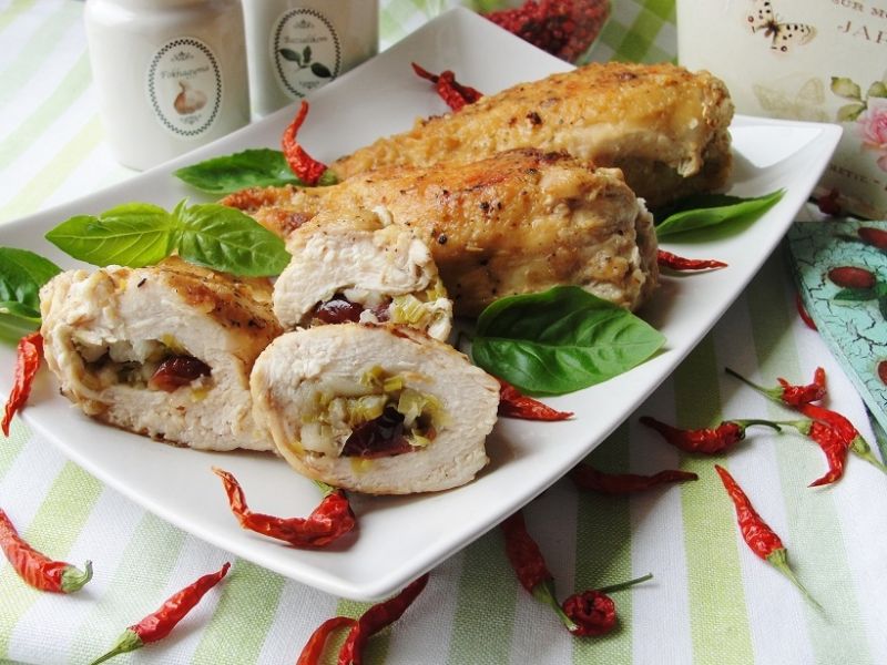 Piersi nadziewane porem, jabłkiem i żurawiną