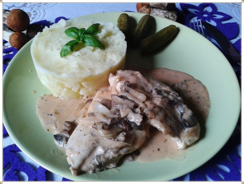 Piersi w delikatnym sosie z kanią Piersi w delikatnym sosie z kanią